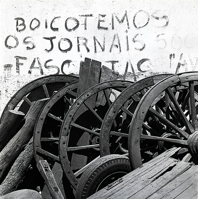 Escritos murais pós 25 de Abril, na parede da oficina de um velho fazedor de carroças. Parchal, 1978.png